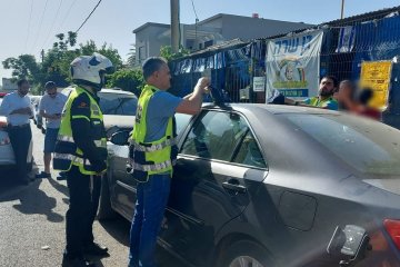 פתח תקווה: מתנדבי ידידים חילצו בשלום תינוק שננעל ברכב • המתנדבים, אב ובנו: התחלנו יום עבודה בהצלת חיים