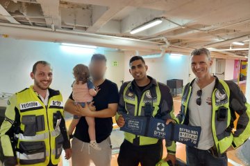 תל אביב: בן שנתיים ננעל ברכב לעיני אביו, מתנדבי ידידים חילצו אותו בשלום • “לא וויתרנו על חילוץ נקי ובטיחותי. תחושה של מליון דולר”