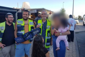 מבשרת ציון: פעוטה ננעלה ברכב וחולצה בשלום על ידי מתנדבי ידידים • “תחושת סיפוק שלא נגמרת”