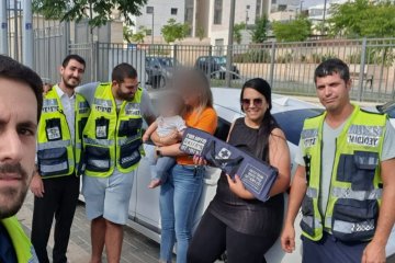 חריש: פעוטה ננעלה ברכב וחולצה בשלום על ידי מתנדבי ידידים • “להיות מהעבר השני של הקו, מרגש יותר מחילוץ בפועל”