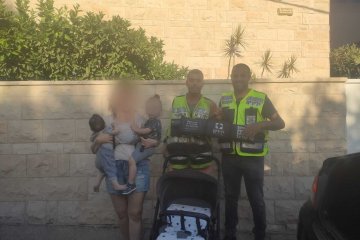 רחובות: שני ילדים ננעלו בשגגה ברכב, מתנדבי ידידים חילצו אותם בשלום • “אני מרגישה אשמה במצב”