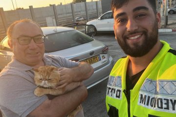 קניון M הדרך: חתול ננעל ברכב לעיני בעליו, מתנדב ידידים חילץ אותו בשלום