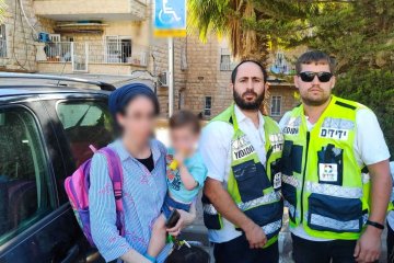 רמות: תינוקת ננעלה ברכב וחולצה בשלום על־ידי מתנדבי ידידים • “הצלתם את חייה וכבר מהיום אתם מוזמנים לחתונה שלה”