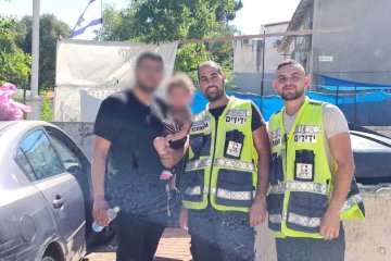 בת ים: פעוטה ננעלה בשגגה ברכב, מתנדבי ידידים חילצו אותה בשלום • “הייתי אצל הספר וברחתי באמצע תספורת”