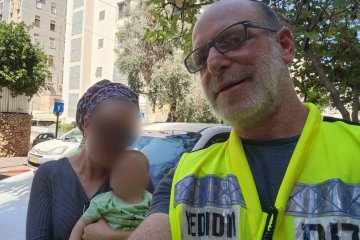 כפר סבא: תינוק ננעל ברכב וחולץ בשלום ע”י מתנדב ידידים • בידידים קוראים להורים לאמץ “כלל מפתח”