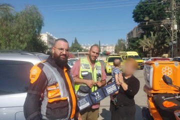 דרמה בבאר שבע: תינוק ננעל בשגגה ברכב, כונני ידידים חילצו אותו בשלום • “הילד פונה להמשך טיפול רפואי”