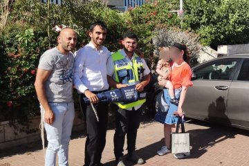 ירושלים: תינוקת ננעלה בשגגה ברכב, מתנדבי ידידים חילצו אותה בשלום • בידידים קוראים להורים לאמץ “כלל מפתח”