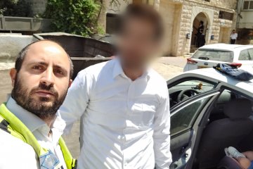 ירושלים: שני ילדים קטנים ננעלו בשגגה ברכב, מתנדב ידידים חילץ אותם בשלום • “המזגן אמנם פעל אבל בעקבות החום הילדים החלו להזיע”