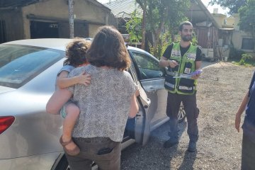 בית יהושע: פעוטה ננעלה ברכב, מתנדבי ידידים חילצו אותה בשלום • “בימים כאלה חמים, רצוי מאוד להשאיר חלון פתוח ומפתחות ביד”