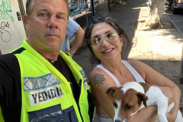 תל אביב: כלב ננעל ברכב לעיני בעליו בשיא החום, מתנדב ידידים חילץ אותו בשלום • “הכלב זה כמו הילד שלה”