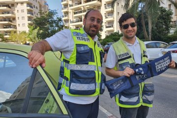 פתח תקווה: פעוט ננעל ברכב, מתנדבי ידידים חילצו אותו בשלום • “העובדה שהרכב היה מונע וממוזג הקלה על החילוץ” • בידידים קוראים להורים לאמץ “כלל מפתח”