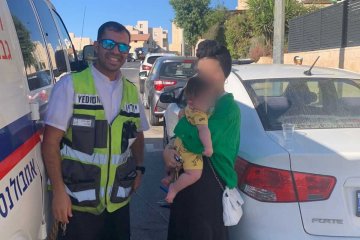 שכונת גילה בירושלים: תינוק ננעל ברכב, מנהל צוות מרכז ירושלים חילץ אותו בשלום • “הייתי בתפילה וזה היה רחוב לידי, שתי דקות והתינוק היה בחוץ”