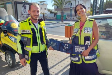תל אביב: פעוטה ננעלה בשגגה ברכב וחולצה בשלום על ידי מתנדבי ידידים • “תוך דקות ספורות האירוע הסתיים בהצלחה”