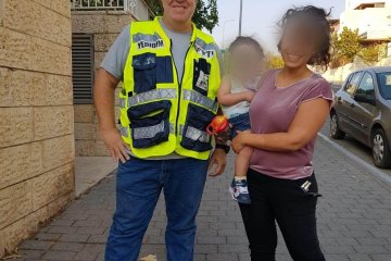 מודיעין: תינוק ננעל בשגגה ברכב, מתנדב ידידים חילץ אותו בשלום • בידידים קוראים להורים לאמץ “כלל מפתח”