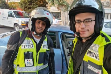 תל אביב: פעוטה ננעלה ברכב, מתנדבי ידידים חילצו אותה בשלום