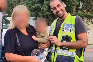 תל אביב: תינוק נעל עצמו ברכב בטעות, מתנדב ידידים חילץ אותו בשלום • “התינוק לקח את המפתח מהסבתא והרכב ננעל, עוברת אורח צלצלה לידידים”
