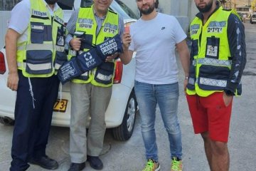 חיפה: פעוט ננעל בשגגה ברכב, מתנדבי ידידים חילצו אותו בשלום • “חזרתי לרכב שלי ופשוט רעדתי מהתרגשות”