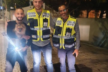 רעננה: כלב ננעל ברכב לעיני בעליו, מתנדבי ידידים חילצו אותו בשלום • “זו פעם ראשונה שלי בחילוץ שמוגדר חירום”