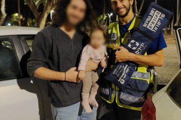תל אביב: פעוטה ננעלה ברכב ומתנדבי ידידים חילצו אותה בשלום