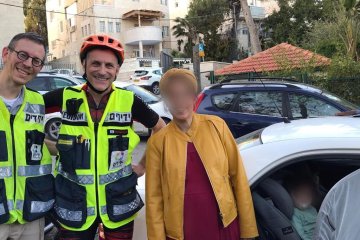 ירושלים: פעוט ננעל בשגגה ברכב לעיני אמו, מתנדבי ידידים חילצו אותו בשלום • “הפעוט ישב בכיסא הנהג, לחץ על השלט וננעל ברכב” • צפו🎥