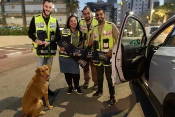 בת ים: כלב ננעל ברכב לעיני בעליו, מתנדבי ידידים חילצו אותו בשלום • “תחושת סיפוק כשהכלב קופץ עליך בפתיחת הדלת ומודה לך”