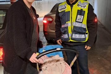 מודיעין: תינוקת ננעלה בשגגה ברכב לעיני אמהּ וחולצה בשלום על־ידי מתנדבי ידידים • “זו פעם ראשונה שאני זוכה לחלץ ולהציל חיים”