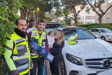 תל אביב: שני אחים קטנים ננעלו ברכב, וחולצו בשלום על ידי מתנדבי ידידים • ״הרגשה נפלאה ומיוחדת להיות שותף בחילוץ כזה״