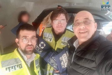 חיפה: תינוק ננעל בשגגה ברכב, מתנדבי ידידים חילצו אותו בשלום • ״בתוך כשלושים שניות פתחנו את הרכב״