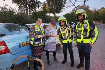 פתח תקווה: תינוק ננעל ברכב וחולץ בשלום על ידי מתנדבי ידידים • “עזבתי את ארוחת הערב, ורצתי לחלץ את התינוק”