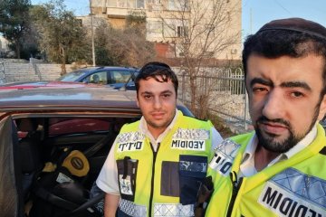 ירושלים: פעוטה כבת שנה וחצי ננעלה ברכב, וחולצה בשלום על ידי מתנדבי ידידים • “סיפוק גדול לסייע בהצלת חיים״