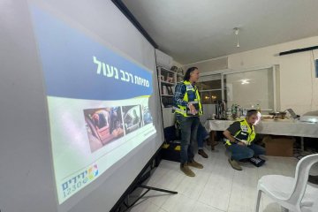 מושב שעל: פעוטה ננעלה ברכב וחולצה בשלום על ידי מתנדבי ידידים • “באמצע ההכנות להדרכת מתנדבים חדשים, יצאתי להציל חיים”