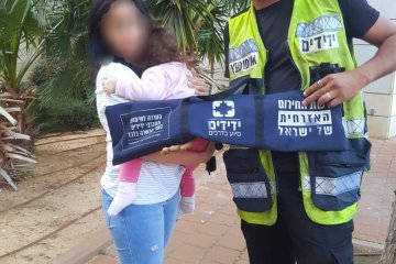 רחובות: פעוטה ננעלה בשגגה ברכב, מתנדב ידידים חילץ אותה בשלום • “ההדרכה בארגון והנסיון מאירועים קודמים סייעו לי לחילוץ מהיר”