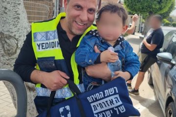 ראשון לציון: פעוט כבן שלוש ננעל ברכב, וחולץ בשלום על ידי מתנדבי ידידים • “פעם ראשונה שלי בחילוץ ילד מרכב נעול, וההרגשה מדהימה״