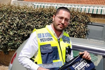 באר יעקב: פעוט ננעל בשגגה ברכב, מתנדבי ידידים חילצו אותו בשלום • ״השבתי את הפעוט בשלום לידי דודתו״