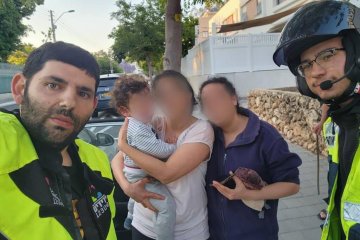 תל אביב: פעוט כבן שנה וחצי ננעל ברכב וחולץ בשלום על ידי מתנדבי ידידים • ״כמה טוב שיש ידידים״ • צפו 🎥