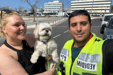 תל אביב: כלב ננעל ברכב, מתנדב ידידים חילץ אותו בשלום