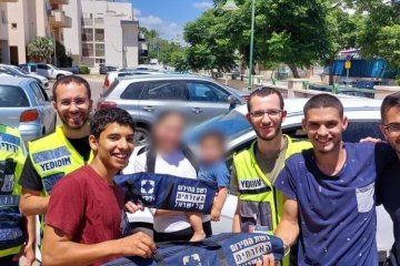 פתח תקווה: תינוק ננעל בשגגה ברכב, מתנדבי ידידים חילצו אותו בשלום • ״אני ואחי עזבנו את הלקוחות במספרה ורצנו מיד לסייע״