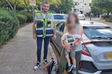 חיפה: פעוט ננעל בשגגה ברכב, מתנדב ידידים חילץ אותו בשלום • ״האמא הודתה לי מאוד יחד עם עוברי אורח נוספים שהיו עדים לאירוע״