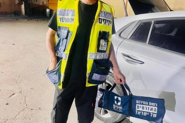 רהט: פעוט ננעל ברכב, מתנדב ידידים חילץ אותו בשלום • “האבא אמר שהוא לא ראה דבר כזה כמו ידידים בחיים שלו