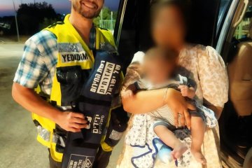 אלון שבות: תינוק ננעל בשגגה ברכב, מתנדבי ידידים חילצו אותו בשלום • “מרגש לראות את התינוק רגוע בזרועות אימו”