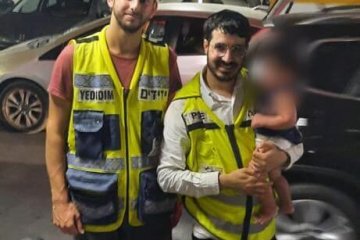 תל אביב: תינוק ננעל בשגגה ברכב, מתנדבי ידידים חילצו אותו בשלום • ״זאת תחושה נהדרת לסייע בהצלת חיים״
