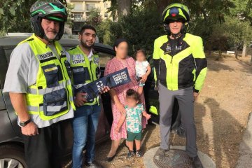 ירושלים: שני אחים קטנים ננעלו ברכב, וחולצו בשלום על ידי מתנדבי ידידים • “תוך ארבע דקות הם היו בידיה של האם הנרגשת”