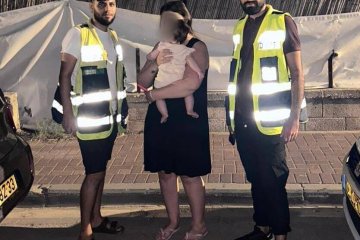 חולון: תינוקת ננעלה בשגגה ברכב, מתנדבי ידידים חילצו אותה בשלום • הקריאה התקבלה מאישה שראתה בעבר חילוץ ילד בפוסט בפייסבוק