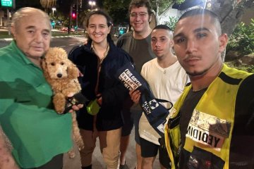 תל אביב: אחרי חצות הלילה, כלב ננעל בשגגה ברכב לעיני בעליו, וחולץ בשלום על ידי מתנדב ידידים