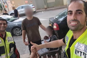 תל אביב: תינוק בן חודש ננעל בשגגה ברכב, מתנדבי ידידים חילצו אותו בשלום • “האבא חיבק אותי ולא הפסיק להודות”