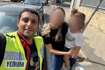 תל אביב: פעוט ננעל בשגגה ברכב, מנהל הצוות חילץ אותו בשלום • בידידים קוראים להורים לאמץ “כלל מפתח”