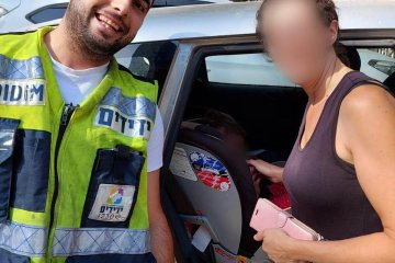 ירושלים: פעוטה ננעלה בשגגה ברכב וחולצה בשלום על ידי מתנדב ידידים • “משמח לשמח אנשים בימים כאלו”