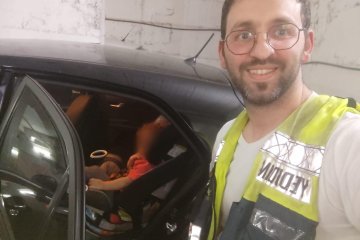 ירושלים: מתנדבי ידידים חילצו בשלום פעוט שנעל עצמו בשגגה ברכב • “פעם ראשונה שחילצתי, מרגש מאוד”