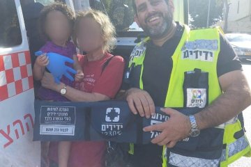 חיפה: ילדה ננעלה בשגגה ברכב, מתנדב ידידים חילץ אותה בשלום • “הילדה ממשפחה שפונתה מהדרום, זה הוסיף על תחושת הסיפוק”