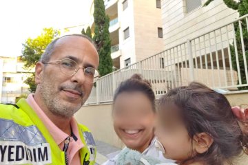 תל אביב: מתנדב ידידים חילץ בשלום פעוטה שננעלה בשגגה ברכב • “כוחות החירום שמחו שהגעתי לחלץ”